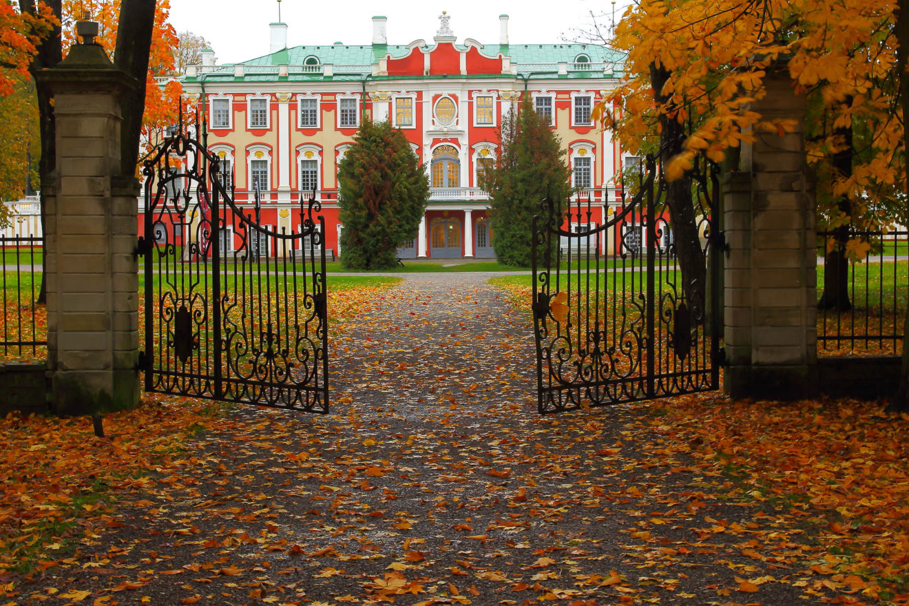 Autumn view of Kadriorg Castle