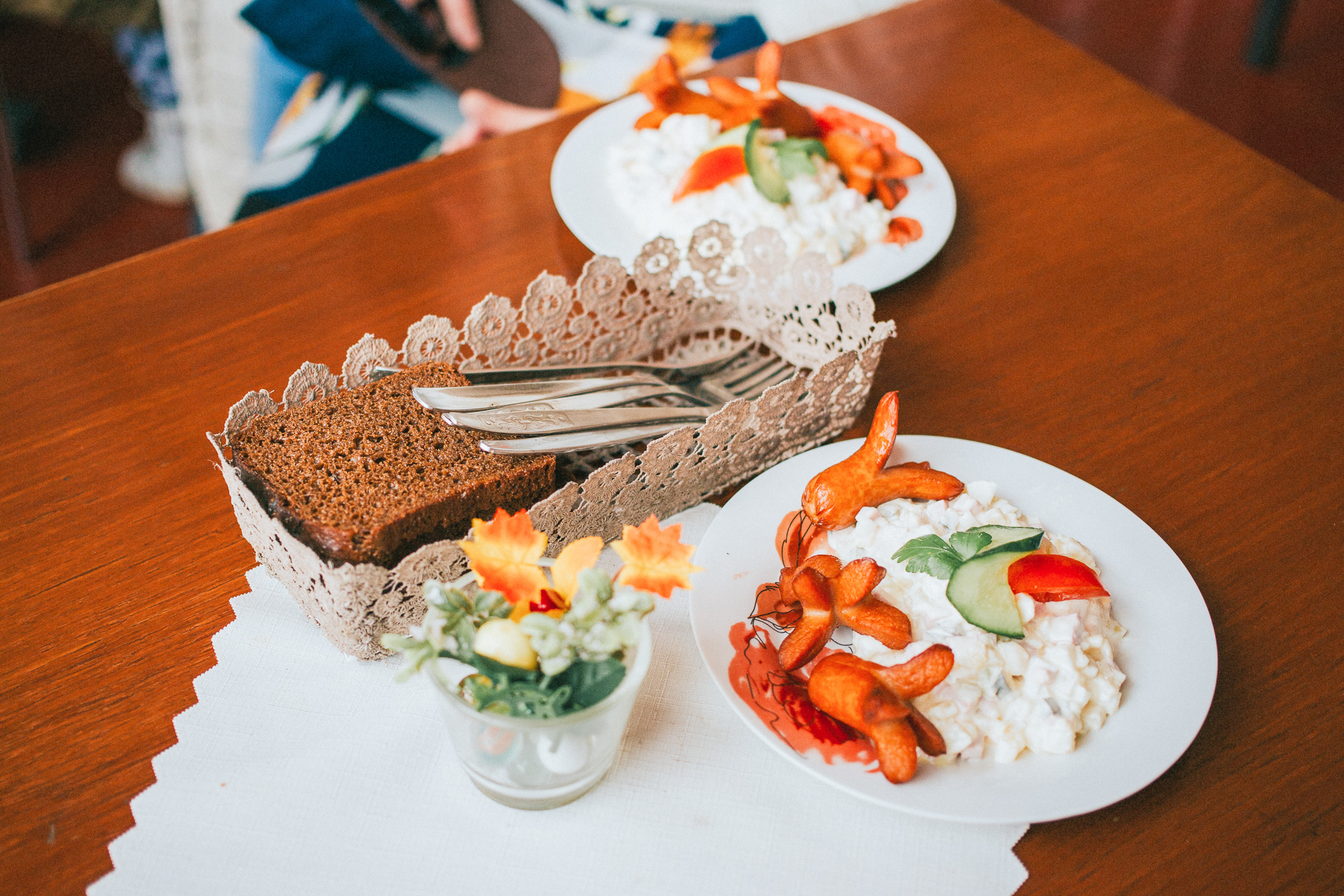 Potato salad and sausages with black bread